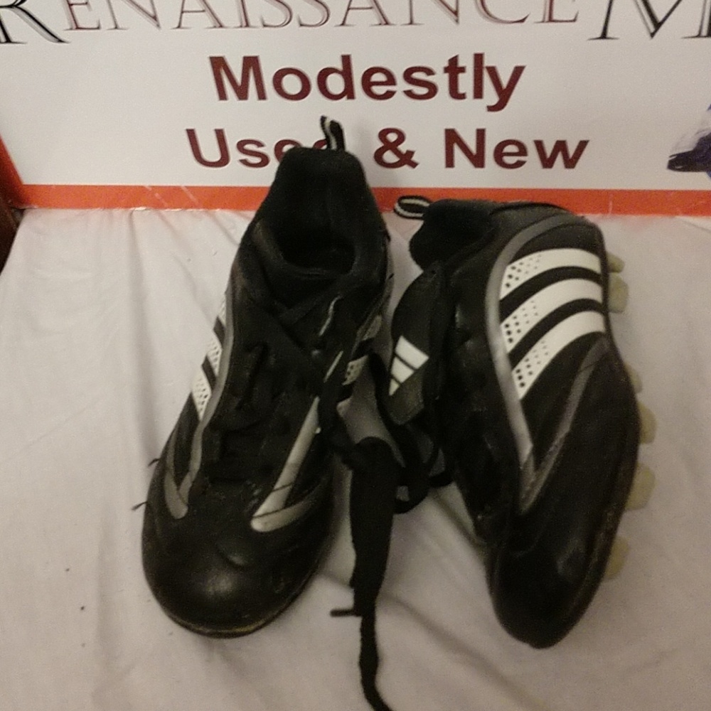 Adidas Juvenile football spikes